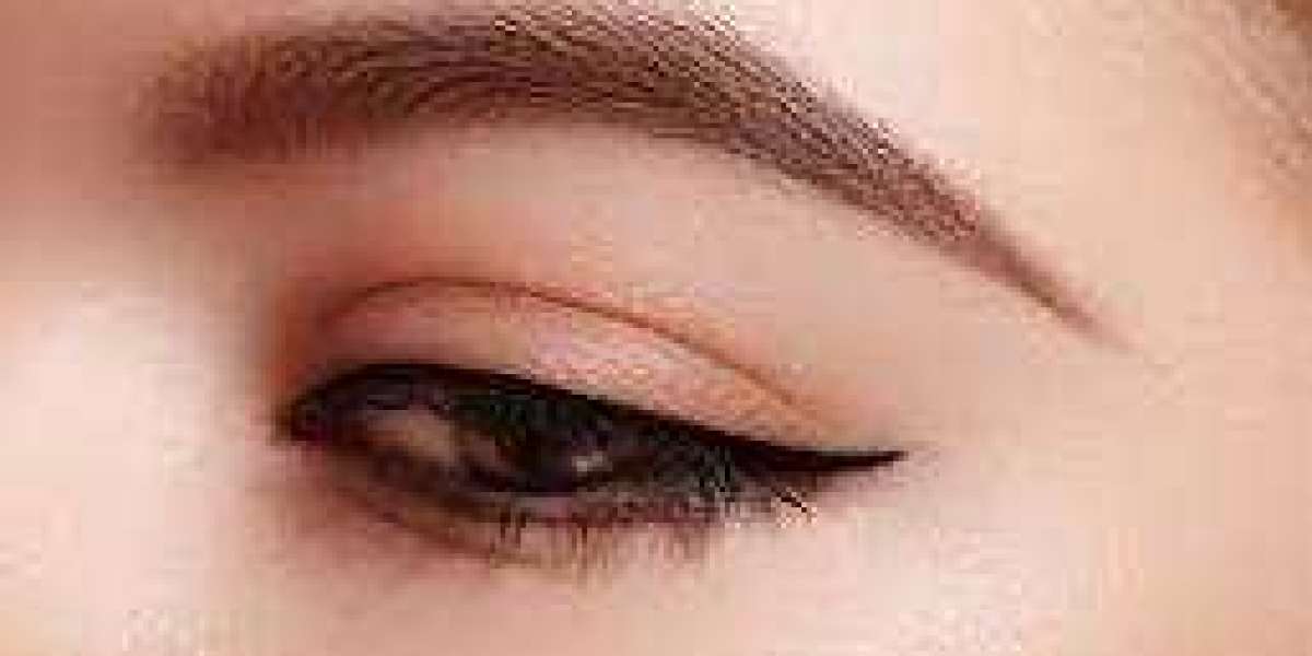 Get the Perfect Wing: Classic Eyeliner Services for a Stunning Look