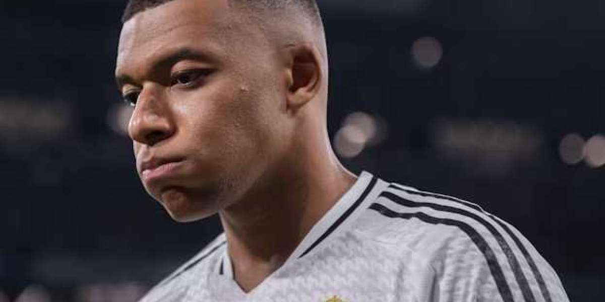 Kylian Mbappe draagt ​​shirt met nummer 9 bij Real Madrid